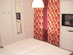 Kraubath an der Mur兰德吉斯霍夫佳家维尔特酒店的配有一张带 ⁇ 帘的床的房间