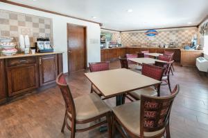 阿林顿阿灵顿DFW六旗大道贝蒙特旅馆套房酒店的一间带桌椅的餐厅和一间厨房