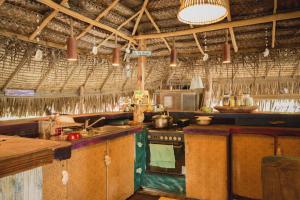 波拉波拉Fare Ahuna的厨房配有炉灶和台面