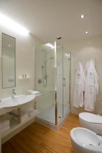 凯拉斯科拿破仑酒店的带淋浴、盥洗盆和卫生间的浴室