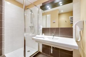 拉布雷德莱拉斯阿肯纳布雷德酒店的一间带水槽和淋浴的浴室