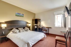 拉布雷德莱拉斯阿肯纳布雷德酒店的卧室配有一张白色大床和一张书桌