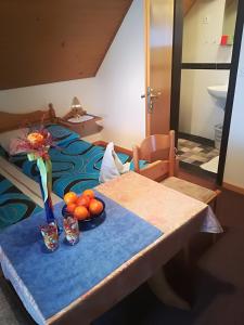 博希尼Apartments & Rooms Stare的床上一碗水果的桌子