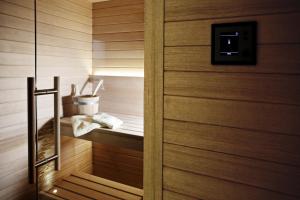 基安蒂盖奥勒Villa Sofia & Spa的一间带桑拿和木门的浴室