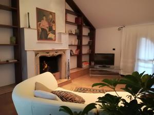 卡塞勒托瑞尼斯Le ginestre的客厅配有白色沙发和壁炉