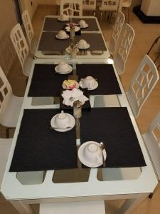 亚的斯亚贝巴Vamos Guest House的一张长桌,上面有盘子和餐巾