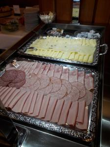圣吉尔根圣吉尔根杰根斯特豪斯旅舍的桌上的两盘肉和奶酪