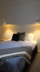 CapelCapel Short-Stay Accommodation的一间卧室配有带白色床单和枕头的床。