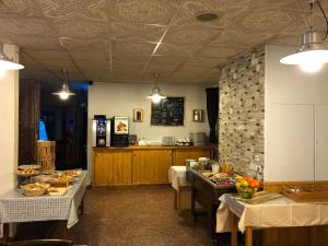 莱索尔莱斯特拉帕斯酒店的厨房配有2张桌子和1个带食物的柜台