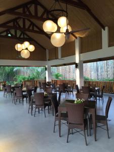 纳苏格布卡西塔斯维多利亚度假屋的用餐室配有桌椅和大窗户