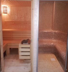 塔古玖YMY HOTELS Târgu Jiu的一间设有笼子和浴缸的桑拿浴室