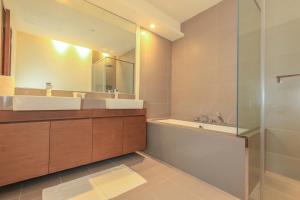 Largest 2BR Family Suite w Maid's Room, City Walk的一间浴室