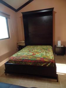 科克Sweet Dreams的一间卧室配有一张带大床头板的床