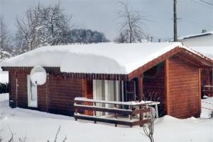普隆比埃莱班Camping Fraiteux的小木屋顶部有雪