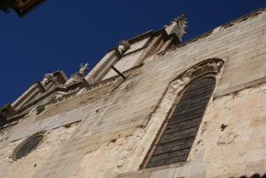 托莱多Toledo Histórico的一座高大的砖砌建筑,上面有雕像