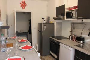 迪耶普Appartement Quai Ouest的厨房里配有红色盘子的桌子