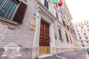 罗马比勒陀利亚别墅酒店的街上有一道棕色门的建筑