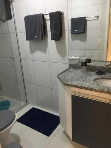 特雷西纳Smart Residence Flat - 509的带淋浴、盥洗盆和卫生间的浴室