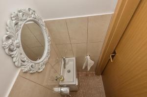 马卡尔斯卡Apartman Teta Jadre的浴室设有镜子和卫生间。