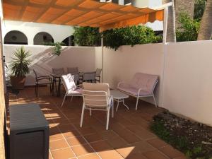 莫特里尔Playa Granada Golf的一个带桌椅的庭院和围栏