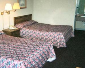 阿尔科Royal Extended Stay的酒店客房设有两张床和电话