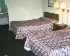阿尔科Royal Extended Stay的酒店客房带两张床和电话