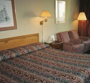 阿尔科Royal Extended Stay的酒店客房,配有床和沙发