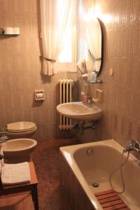特拉尼Domus Angela B&b的带浴缸、盥洗盆和卫生间的浴室