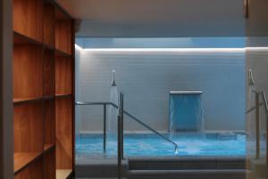 马略卡岛帕尔马Es Princep - The Leading Hotels of the World的一间室内浴室,内有水池