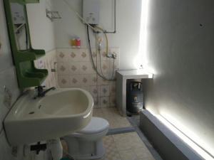 纳闽巴霍CF科莫多酒店的一间带水槽和卫生间的小浴室