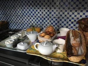 阿布维尔Duplex Little Cottage的厨房柜台,配有茶壶和其他食品