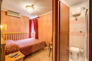 罗马弗吉尼亚酒店的酒店客房设有一张床和一个卫生间。