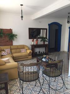 圣若昂-德雷Pousada Sinhá Moça的客厅配有沙发和桌椅