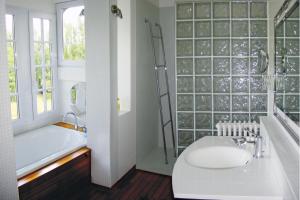 布兰维尔苏米尔波米耶尔斯克洛斯酒店的带浴缸、卫生间和盥洗盆的浴室