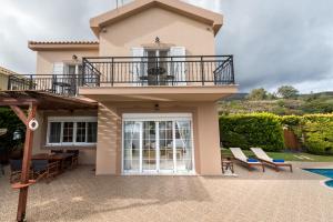斯卡拉Villa AnnaMaria的带阳台和庭院的度假屋
