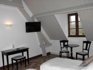 圣欧班堡L'Orée des Chênes, The Originals Relais (Relais du Silence)的卧室配有一张床和一张桌子及椅子