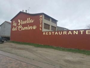 贝洛拉多Hotel La Huella Del Camino的建筑物前墙上的标志