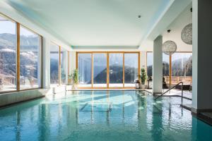 绍滕斯Hotel Ritzlerhof - Adults only的一座带窗户的建筑中的游泳池