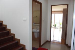 甲米镇Uncle House Krabi的一间带水槽、卫生间和楼梯的浴室