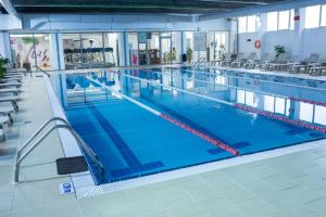 雅西摩尔多瓦酒店 的大楼内一个蓝色的大型游泳池