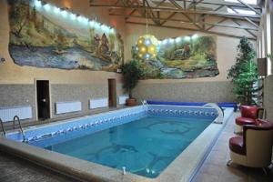 切尔诺夫策安迪那酒店的一座大型游泳池,位于一座带大型游泳池的建筑内