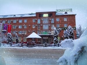 鲍里索格列布斯克Hotel Borisoglebsk的前面的地面上有雪的酒店