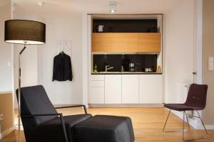 汉堡SMARTments business Hamburg Aussenalster的客厅配有沙发和两把椅子