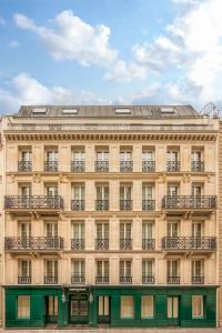 巴黎Hotel Splendide Royal Paris - Relais & Châteaux的前方设有阳台的大型建筑