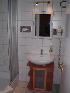Bredenfelde布雷登费尔德城堡酒店的一间带水槽和镜子的浴室