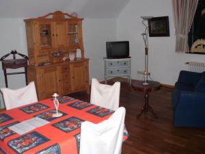 Bredenfelde布雷登费尔德城堡酒店的客厅配有桌子和电视