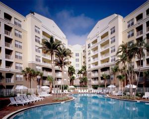 奥兰多百汇度假村酒店的棕榈树公寓大楼庭院内的游泳池
