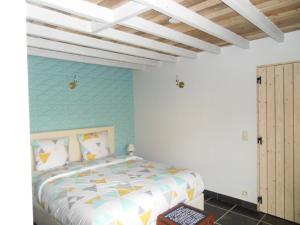 Sint-Maria-Lierde洛吉蒙特住宿加早餐旅馆的一间卧室设有一张床和蓝色的墙壁