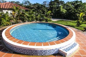比亚维森西奥Hotel Mastranto的一座带房子的庭院内的大型游泳池