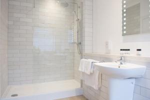 唐克斯特Toby Carvery Doncaster by Innkeeper's Collection的白色的浴室设有水槽和淋浴。